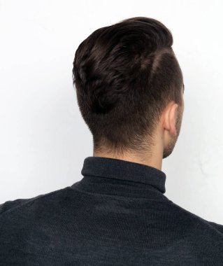 Çekici erkek model, kısa saçlı, izole edilmiş arka planda poz veriyor. Tarz, trendler, moda konsepti.