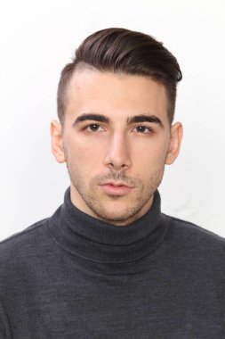 Çekici erkek model, kısa saçlı, izole edilmiş arka planda poz veriyor. Tarz, trendler, moda konsepti.
