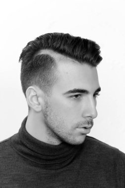 Çekici erkek model, kısa saçlı, izole edilmiş arka planda poz veriyor. Tarz, trendler, moda konsepti.