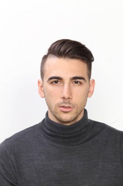 Çekici erkek model, kısa saçlı, izole edilmiş arka planda poz veriyor. Tarz, trendler, moda konsepti.