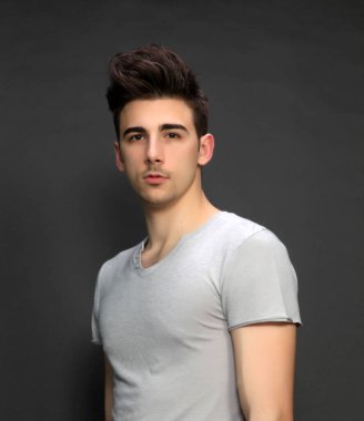 Çekici erkek model, kısa saçlı, izole edilmiş arka planda poz veriyor. Tarz, trendler, moda konsepti.