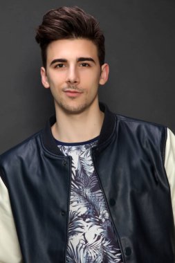 Çekici erkek model, kısa saçlı, izole edilmiş arka planda poz veriyor. Tarz, trendler, moda konsepti.