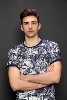 Çekici erkek model, kısa saçlı, izole edilmiş arka planda poz veriyor. Tarz, trendler, moda konsepti.