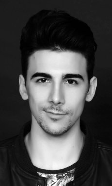 Çekici erkek model, kısa saçlı, izole edilmiş arka planda poz veriyor. Tarz, trendler, moda konsepti.