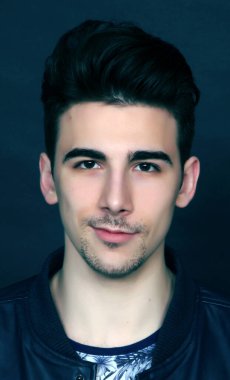 Çekici erkek model, kısa saçlı, izole edilmiş arka planda poz veriyor. Tarz, trendler, moda konsepti.