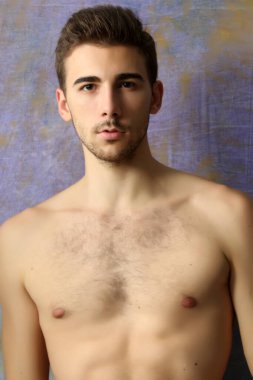 Çekici erkek model, kısa saçlı, izole edilmiş arka planda poz veriyor. Tarz, trendler, moda konsepti.