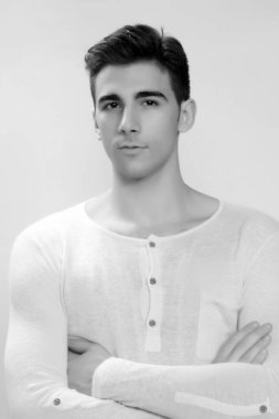 Çekici erkek model, kısa saçlı, izole edilmiş arka planda poz veriyor. Tarz, trendler, moda konsepti.