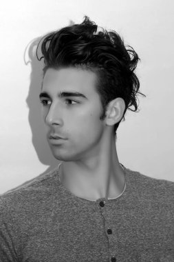 Çekici erkek model, kısa saçlı, izole edilmiş arka planda poz veriyor. Tarz, trendler, moda konsepti.