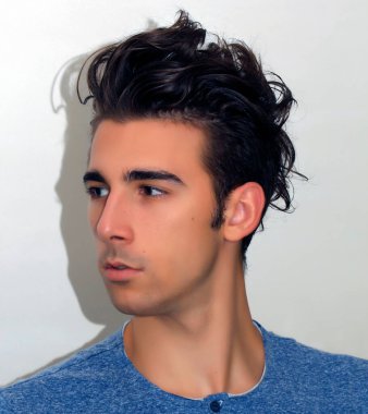 Çekici erkek model, kısa saçlı, izole edilmiş arka planda poz veriyor. Tarz, trendler, moda konsepti.