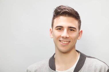 Çekici erkek model, kısa saçlı, izole edilmiş arka planda poz veriyor. Tarz, trendler, moda konsepti.