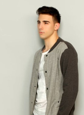 Çekici erkek model, kısa saçlı, izole edilmiş arka planda poz veriyor. Tarz, trendler, moda konsepti.