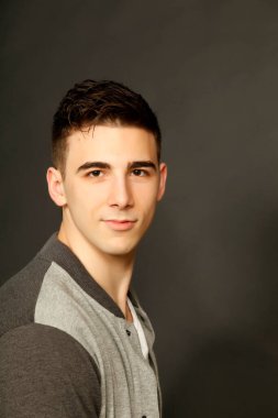 Çekici erkek model, kısa saçlı, izole edilmiş arka planda poz veriyor. Tarz, trendler, moda konsepti.