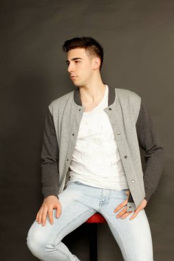 Çekici erkek model, kısa saçlı, izole edilmiş arka planda poz veriyor. Tarz, trendler, moda konsepti.