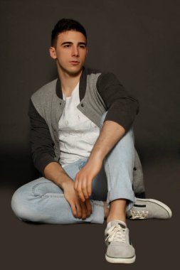 Çekici erkek model, kısa saçlı, izole edilmiş arka planda poz veriyor. Tarz, trendler, moda konsepti.