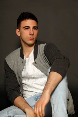 Çekici erkek model, kısa saçlı, izole edilmiş arka planda poz veriyor. Tarz, trendler, moda konsepti.