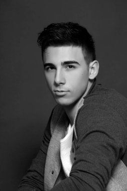 Çekici erkek model, kısa saçlı, izole edilmiş arka planda poz veriyor. Tarz, trendler, moda konsepti.