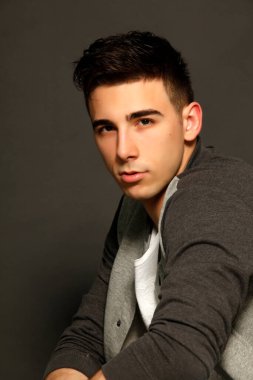 Çekici erkek model, kısa saçlı, izole edilmiş arka planda poz veriyor. Tarz, trendler, moda konsepti.