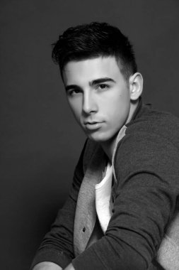 Çekici erkek model, kısa saçlı, izole edilmiş arka planda poz veriyor. Tarz, trendler, moda konsepti.