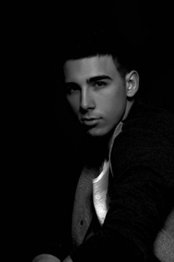 Çekici erkek model, kısa saçlı, izole edilmiş arka planda poz veriyor. Tarz, trendler, moda konsepti.