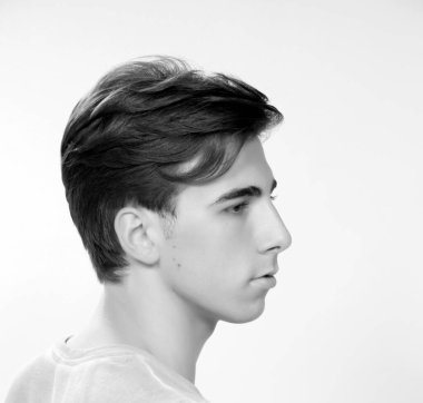 Çekici erkek model, kısa saçlı, izole edilmiş arka planda poz veriyor. Tarz, trendler, moda konsepti.