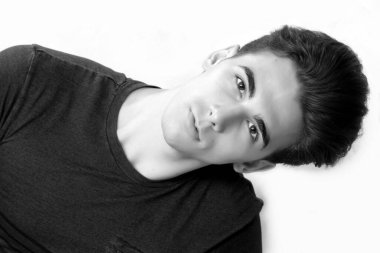 Çekici erkek model, kısa saçlı, izole edilmiş arka planda poz veriyor. Tarz, trendler, moda konsepti.