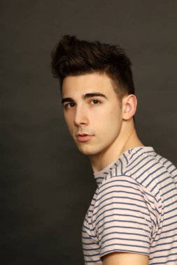 Çekici erkek model, kısa saçlı, izole edilmiş arka planda poz veriyor. Tarz, trendler, moda konsepti.