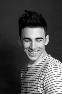 Çekici erkek model, kısa saçlı, izole edilmiş arka planda poz veriyor. Tarz, trendler, moda konsepti.