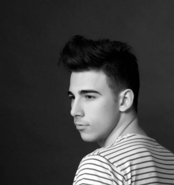 Çekici erkek model, kısa saçlı, izole edilmiş arka planda poz veriyor. Tarz, trendler, moda konsepti.