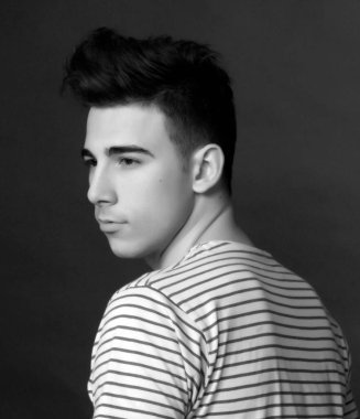 Çekici erkek model, kısa saçlı, izole edilmiş arka planda poz veriyor. Tarz, trendler, moda konsepti.