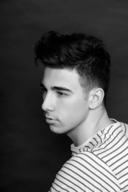 Çekici erkek model, kısa saçlı, izole edilmiş arka planda poz veriyor. Tarz, trendler, moda konsepti.