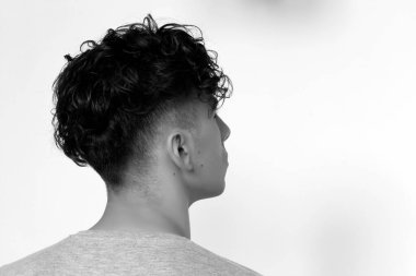 Çekici erkek model, kısa saçlı, izole edilmiş arka planda poz veriyor. Tarz, trendler, moda konsepti.