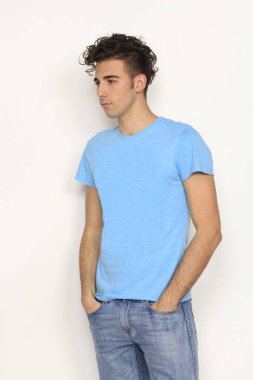 Çekici erkek model, kısa saçlı, izole edilmiş arka planda poz veriyor. Tarz, trendler, moda konsepti.