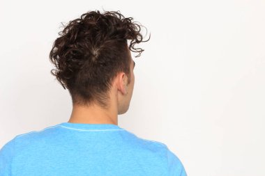 Çekici erkek model, kısa saçlı, izole edilmiş arka planda poz veriyor. Tarz, trendler, moda konsepti.