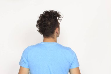 Çekici erkek model, kısa saçlı, izole edilmiş arka planda poz veriyor. Tarz, trendler, moda konsepti.