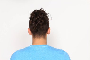 Çekici erkek model, kısa saçlı, izole edilmiş arka planda poz veriyor. Tarz, trendler, moda konsepti.