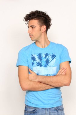 Çekici erkek model, kısa saçlı, izole edilmiş arka planda poz veriyor. Tarz, trendler, moda konsepti.