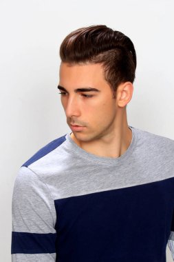 Çekici erkek model, kısa saçlı, izole edilmiş arka planda poz veriyor. Tarz, trendler, moda konsepti.