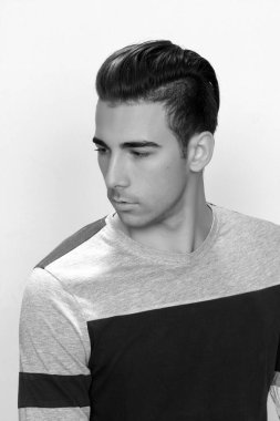 Çekici erkek model, kısa saçlı, izole edilmiş arka planda poz veriyor. Tarz, trendler, moda konsepti.