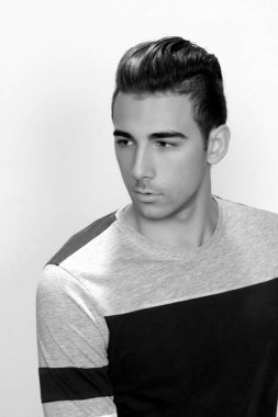 Çekici erkek model, kısa saçlı, izole edilmiş arka planda poz veriyor. Tarz, trendler, moda konsepti.