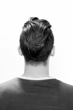 Çekici erkek model, kısa saçlı, izole edilmiş arka planda poz veriyor. Tarz, trendler, moda konsepti.