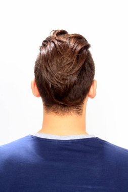 Çekici erkek model, kısa saçlı, izole edilmiş arka planda poz veriyor. Tarz, trendler, moda konsepti.