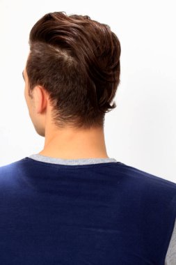 Çekici erkek model, kısa saçlı, izole edilmiş arka planda poz veriyor. Tarz, trendler, moda konsepti.