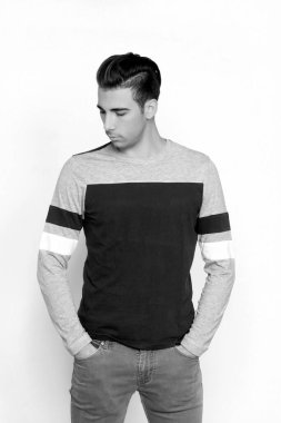 Çekici erkek model, kısa saçlı, izole edilmiş arka planda poz veriyor. Tarz, trendler, moda konsepti.