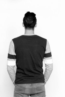 Çekici erkek model, kısa saçlı, izole edilmiş arka planda poz veriyor. Tarz, trendler, moda konsepti.