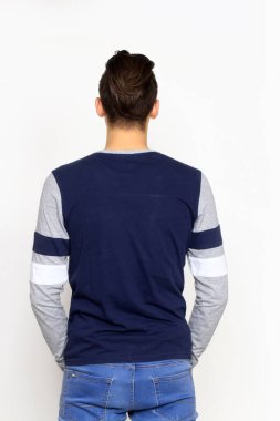 Çekici erkek model, kısa saçlı, izole edilmiş arka planda poz veriyor. Tarz, trendler, moda konsepti.