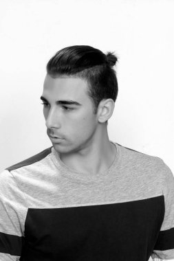 Çekici erkek model, kısa saçlı, izole edilmiş arka planda poz veriyor. Tarz, trendler, moda konsepti.