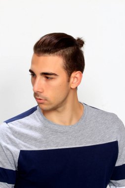 Çekici erkek model, kısa saçlı, izole edilmiş arka planda poz veriyor. Tarz, trendler, moda konsepti.