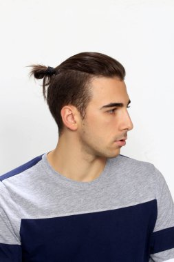 Çekici erkek model, kısa saçlı, izole edilmiş arka planda poz veriyor. Tarz, trendler, moda konsepti.