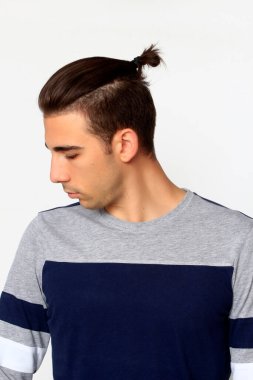 Çekici erkek model, kısa saçlı, izole edilmiş arka planda poz veriyor. Tarz, trendler, moda konsepti.