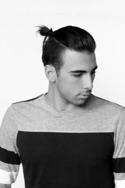 Çekici erkek model, kısa saçlı, izole edilmiş arka planda poz veriyor. Tarz, trendler, moda konsepti.